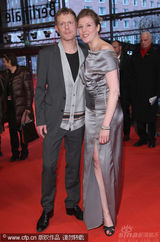 幻灯图集：电影《强盗》首映 男女主演拥吻爱意浓浓