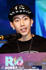 组图：朴宰范出席韩国街舞大赛记者招待会