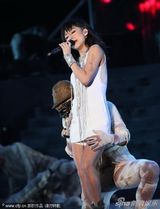 组图：46岁林忆莲厦门开唱 被男舞者掏下档狂野