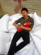 幻灯图：佟大为成灭火战士 新好男人形象受追捧