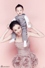 组图：辣妈章龄之携子卖萌 互做鬼脸搞怪可爱