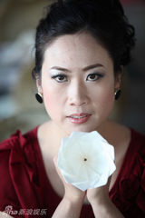 组图：芙蓉姐姐演讲获专人护驾 遭粉丝热情围困