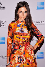 高清组图：卡米拉-贝尔印花礼服亮相光彩照人