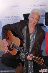 组图：玉置浩二与妻子恩爱 个唱邀李克勤