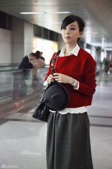 组图：张静初复古学院风现身 猫耳帽清新乖萌