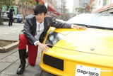 高清图：林俊杰为个唱造势 英俊现身相伴豪车