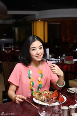 组图：张含韵出道九年 盘点星路历程