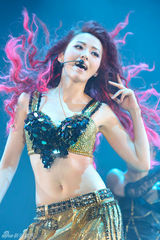 组图：张靓颖深圳演唱会大跳江南style