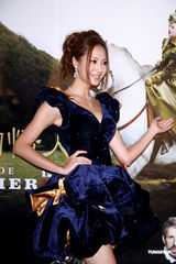 组图：白歆惠弯腰泄胸前春光 称男友让自己幸福