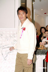 幻灯图：古天乐做足报税工作 多拍戏不关心收入