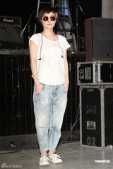 组图：何超仪推新EP携团开唱 感谢老板陈冠希支持