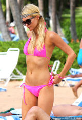 组图：希尔顿穿粉色比基尼与新男友亮相海滩