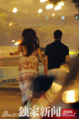 组图：孙红雷女友长裙掩肚小腹微隆 疑似造人成功