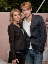 高清图：艾玛-罗伯兹干练装扮助阵旅游杂志派对