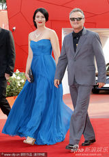 组图：《替代》首映礼 莎朗-塔尔蓝裙惊艳红毯