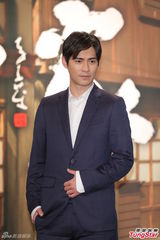 周渝民试片会中分造型文艺儒雅 张钧甯绿裙(图)