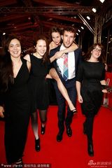 组图：女星红毯撩发露大腿 搔首弄姿热贴导演