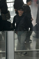 组图：黄渤携美女助理回京 机场被路人索要签名