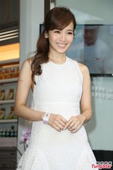 组图：侯佩岑白色长裙亮相 笑容优雅气质甜美