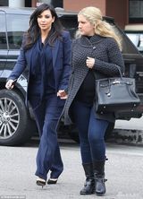 组图：金-卡戴珊硬朗套装遮孕肚 踩高跟鞋血拼