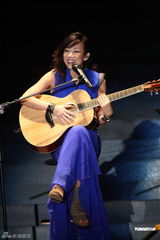 组图：林忆莲台北性感开唱 热情呼喊想歌迷