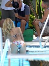 组图：莱奥纳多现任女友泳池边大秀比基尼