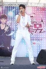 组图：汪东城蔡旻佑台北为电视原声带签唱