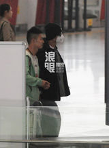 组图：文章探望马伊琍后回京 黑超口罩防雾霾