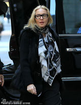 组图：麦当娜素颜前往教堂小男友现身围巾遮面