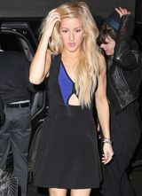 组图：艾丽-古尔丁低胸裸腿深夜外出 金发遮面