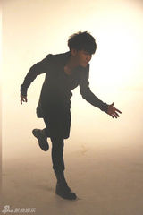 组图：天娱艺人拍贺岁写真 张杰分享“脱光”秘诀