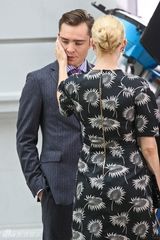 组图：《绯闻女孩》片场 S“表妹”归来查克亮相