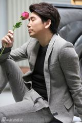 组图：沙宝亮拍大片展气质 坦言爱情升级是亲情