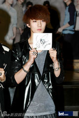 组图：韩团EXO首尔合体举办新碟粉丝签名会