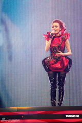 幻灯图：Twins同台献唱 阿娇与陈伟霆贴身热舞