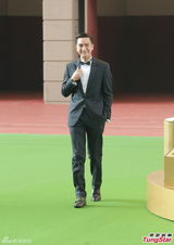 组图：陈法拉携港姐出席活动露背装艳压全场