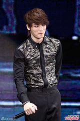 组图：金在中巡演台湾收官 宽肩窄腰细长腿