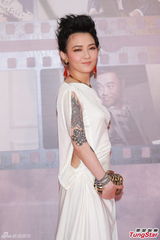 组图：范晓萱亮相金像奖红毯 着白裙秀纹身