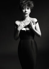 组图：海清时尚封面大片 后厨造型简洁干练