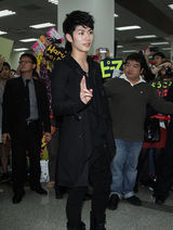 组图：三浦春马访台粉丝接机 宣传新片玩睫毛夹牙签