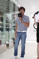 组图：贺军翔现身上海捞金 打造摩登时尚新造型