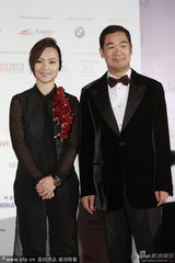 组图：周笔畅帅气黑西服镶花 与张国立携手亮相