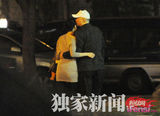 组图：张雨绮王全安街头热吻 早前车内哭泣照曝光