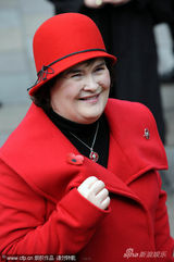 组图：苏珊大妈助阵罂粟募捐活动 高举红花欢乐造势