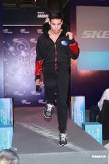 组图：郑秀文红装亮相活力四射 自曝喜欢单人运动