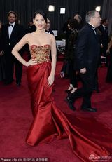 组图：奥利维亚-穆恩大红刺绣礼服显东方韵味