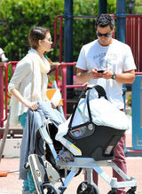 组图：杰西卡-阿尔芭全家野餐 女儿勾脖倒地表情囧