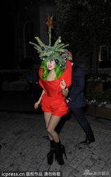 组图：雷母Gaga再发威 顶圣诞树伸九阴白骨爪