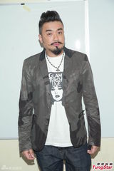 组图：许廷铿再上选秀舞台 开嗓比拼郑俊弘