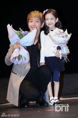 组图：李准基带“女儿”与粉丝看《两周》结局